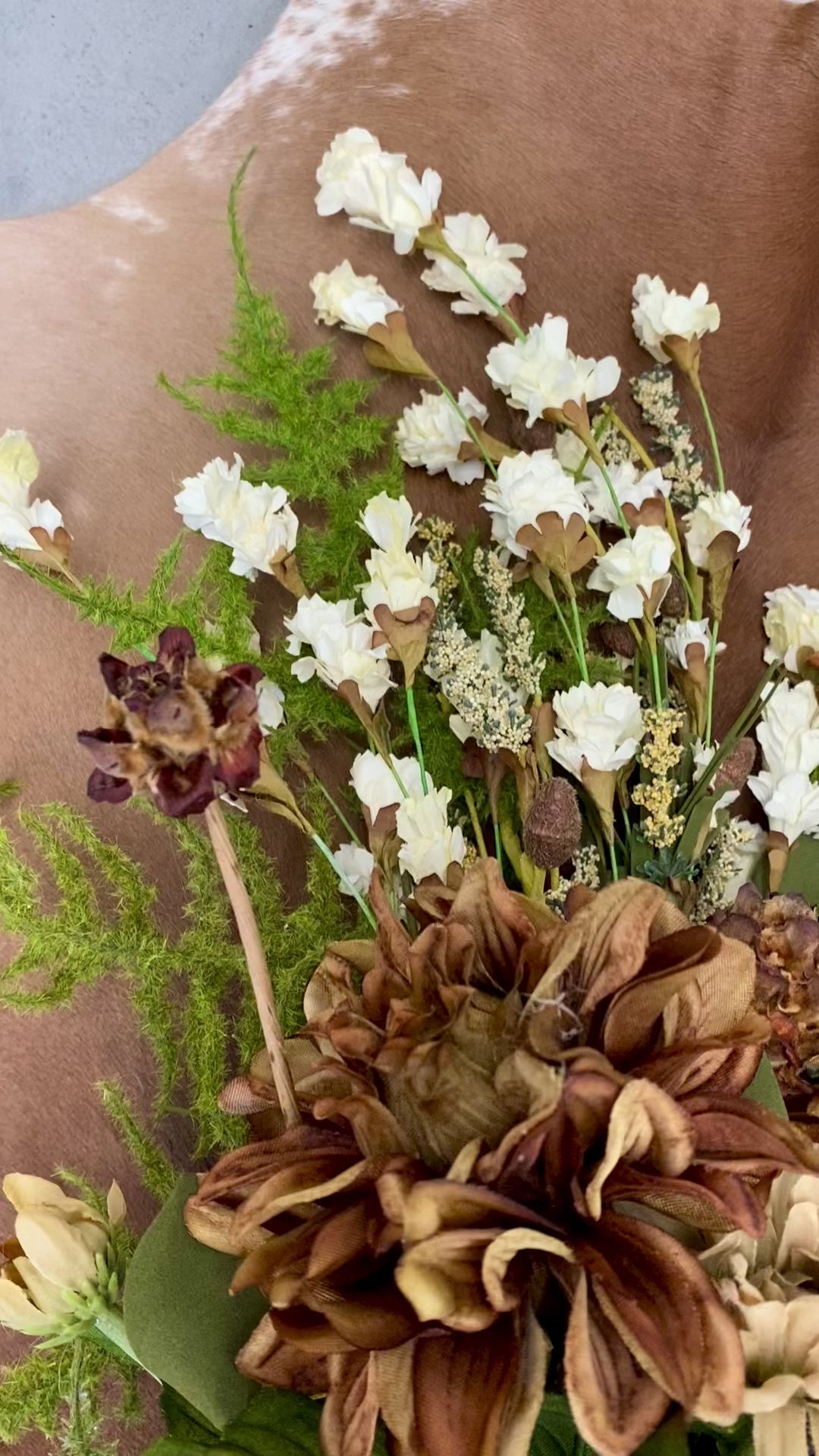 Handmade beautiful horn floral arrangement design. Perfect unique piece to add to any room or used as a center piece. The horn does have a tiny hole drilled in to it so it is able to be hung on a small nail. It also can be laid flat on a table. We have also had brides and bridesmaids use these as their floral arrangements for their wedding.