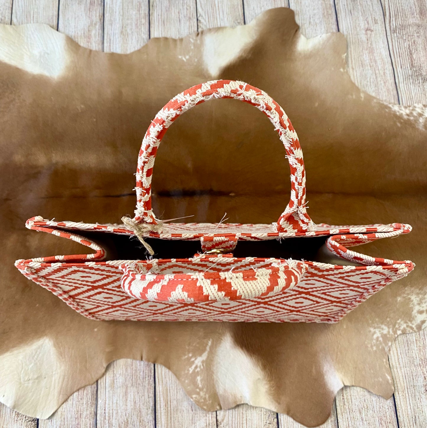 Perfect for summer coral color geometric patterned tote bag. The essential beach and vacation tote purse that will keep you stylish and kept together. Size : 14" X 6" X 11.5" Material : 100% Polyester