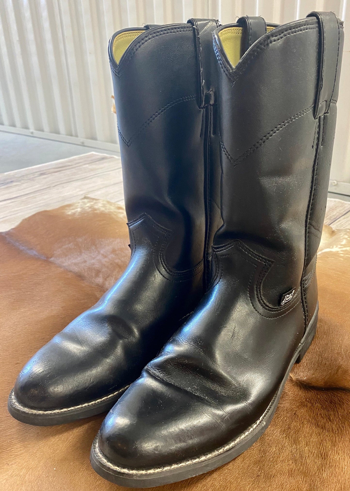 Justin Ladies Basic Roper Boot - Ny Texas Style Boutique Vintage Justin Black Cowboy Boots Roper Ladies Size 6.5 Cowgirl BootsVintage Justin brand black cowboy boots. Style #LBL3000 ladies western basic roper style cowgirl boots. Very comfortable and stylish black cowboy boots. Size 6.5 B, Perfect for FFA official dress or any other outfit. Vintage Black Justin Basic Roper Boots, FFA Official Dress Cowboy Boots, Women's size 6.5 Cowgirl Boots