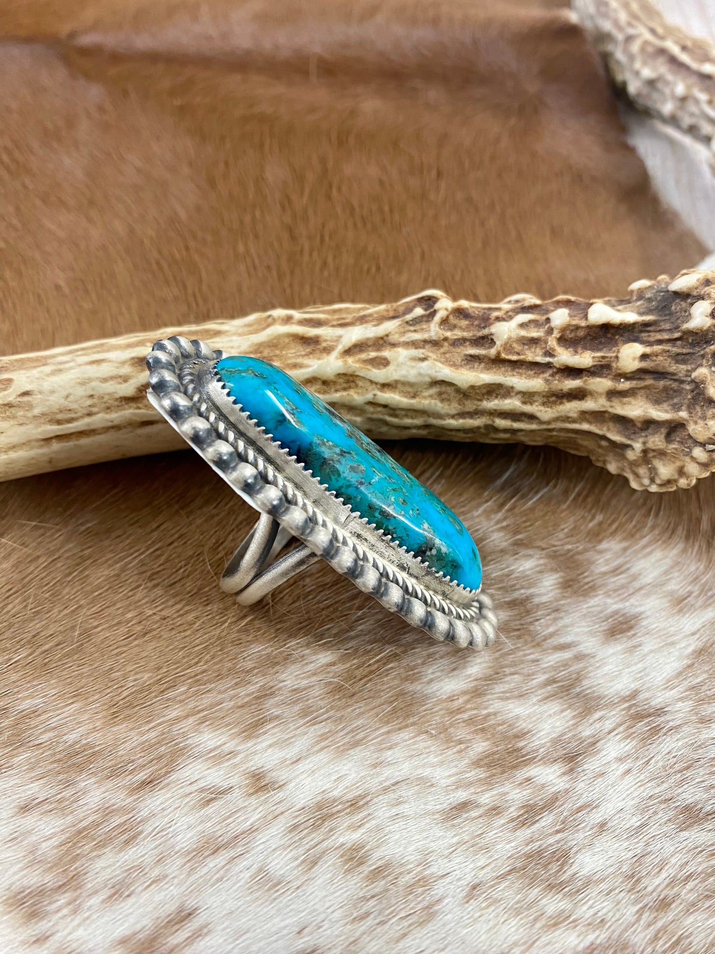 Kingman turquoise single-stone sterling silver large ring. Stamped sterling and signed "Leslie Nez” on the back by Native American artist silversmith Leslie Nez. Available in size 7.5. The perfect piece to add to your accessory wardrobe and jewelry collection.   Size: 2.5 Inches Length X 1 1/4” Inch Width    Stone: Kingman Turquoise   Signed: YES “Leslie Nez”   Hallmark: Leslie Nez